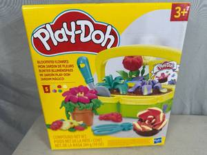 lot 49 image: New Play-Doh Blooming Flowers Play Set