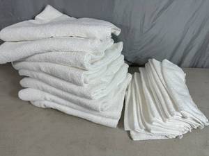 lot 82 image: Clean Bath Towels and Wash Cloths