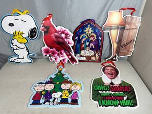 lot 104 image: 6 New Holiday Wall Decorations