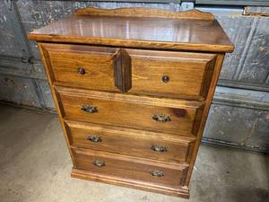 lot 7 image: 4 Drawer Wood Dresser  Chest of Drawers
