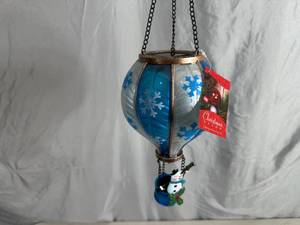 lot 170 image: Cute Solar Light Hot Air Balloon with Snowman