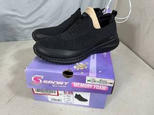 lot 352 image: New Skechers Memory Foam Shoes - Size 5.5