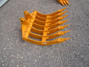 lot 191 image: Cat 305 32 Ripper Rake