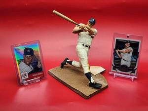 lot 4 image: 2007 New York Yankees HOF Great Roger Maris Action Figure with (2) Baseball Cards