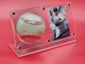 lot 166 image: Autographed Baseball by Minnesota Twins Great 1991 A.L. Rookie of the Year Chuck Knoblauch with Card