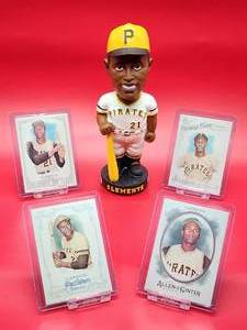 lot 80 image: Pittsburgh Pirate HOF Legend Roberto Clemente Bobble Head and (4) Topps Allen Gunter Cards