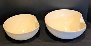 lot 44 image: LL - Set of 2 Tiffany & Co Elsa Peretti Thumbprint Bowls