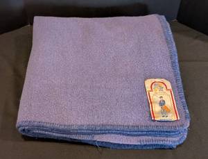 lot 58 image: LL - BVT Merinos Wool Throw Blanket, Made in France