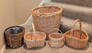lot 70 image: LL - Collection of 5 Woven Baskets in Various Shapes and Sizes