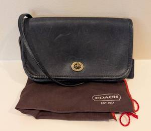 lot 71 image: LL - Vintage Coach Black Leather Crossbody Purse with Dust Bag