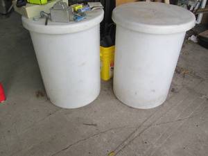 lot 74 image: Pair of 30-gallon drums with lids p...