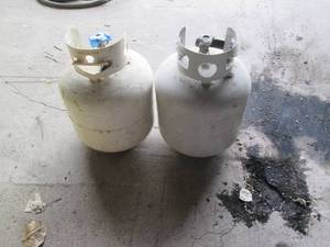 lot 76 image: Pair of 20lb propane cylinders...