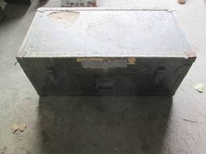 lot 83 image: Vintage storage trunk foot locker w...