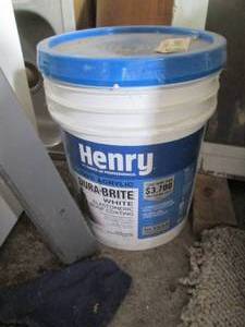 lot 85 image: 5-gallon bucket of Henry Dura-Brite...