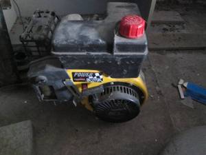 lot 107 image: Tecumseh 6.0HP gas powered motor...