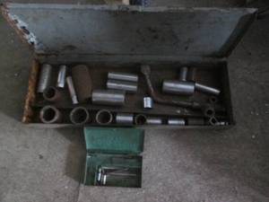 lot 109 image: Vintage metal tool case containing ...