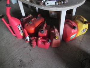 lot 127 image: Large bundle of plastic fuel cans a...