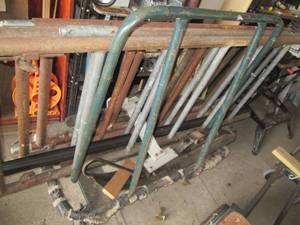 lot 8 image: Tubular metal scaffolding sections ...