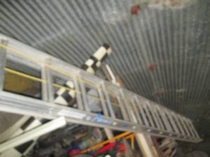 lot 9 image: 30ft Aluminum extension ladder...