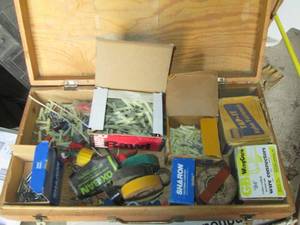 lot 20 image: Vintage wood tool chest containing ...