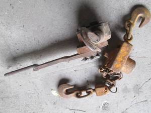 lot 27 image: Vintage metal chain hoist with vint...