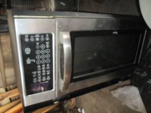 lot 32 image: Whirlpool digital over-the-range Mi...