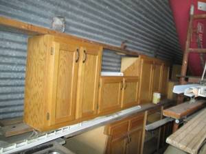 lot 40 image: Large lot of Natural tone wood kitc...