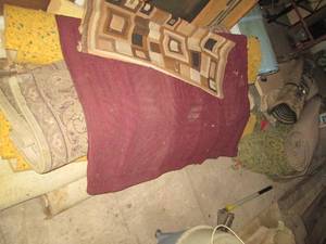 lot 55 image: Heap of assorted rugs, carpet remna...