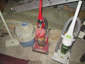 lot 57 image: Hoover, Eureka and Bissell vacuum c...