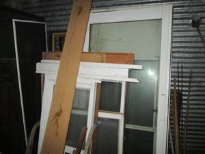 lot 172 image: Assorted lot of windows, screens, p...