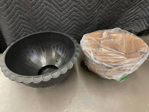 lot 48 image: Plastic Planter Bowl and Set of 2 Hanging Wire Baskets with Coconut Liners