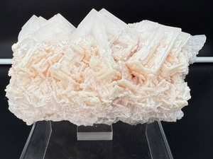 lot 68 image: Gorgeous Large Pink Halite Specimen 1.1 kilo  2.5 lbs. from Searles Lake, Califiornia.  Direct sun will fade the pink. Will dissolve if it gets wet.