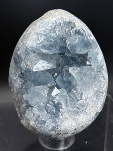 lot 88 image: Stunning Celestite Egg  1 kilo 333 gm  2.936 lbs.