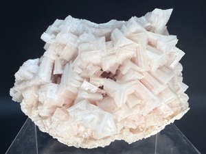lot 169 image: Stunning Pink Halite 825gm1.818 lb.from Searles Lake in the Mojave Desert, California. Formed as the ancient lakebed dries and salt precipitates