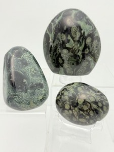 lot 67 image: Kambaba Jasper Lot of 3 two freeform and a palmstone   Total Weight 848 gm  1l b 14 oz.     Individiual weights in description