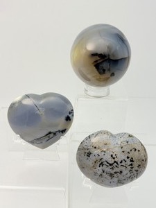 lot 122 image: Dendritic Agate Polished Lot of 3 2 hearts and a Sphere.  Sphere 55mm, 265 gm.  9.3 oz.  Heart 168 gm.  5.2 oz.  Heart 148 gm.  5.2 oz.  Total Weight 568 gm.  1 lb. 4 oz
