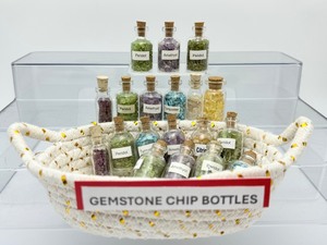 lot 253 image: Gemstone Chip Bottles Lot of 19 including basket 3 turquoise, 7 peridot, 4 amethyst, 2 sm amythyst, 2 citrine and 1 sm mixed chips