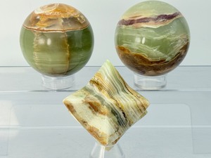 lot 225 image: Polished Onxy Lot of 3 sphere 73mm  610 gm.  1 lb. 5.4 oz sphere 71mm  573 gm  1 lb. 4.2 oz. and Merkaba Star 238 gm.  8.3 oz.