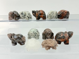 lot 249 image: Polished Turtle & Frog  Carvings Lot of 11 9 turtle and 2 frog 3 Kiwi Jasper, 3 mahogany obsidian, 3  Llante , 2 frogs (white jade and India red jade