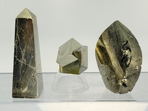 lot 107 image: Flower Agate Polished Lot of 2 small tower and round flat palmstone     Total Weight 323 gm.  11.4 oz.