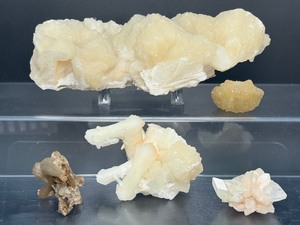 lot 104 image: Stilbite Lot of 5 476 gm.  1 lb. Is a hydrous silicate mineral belonging to the zeolite group, composed of aluminum, calcium & sodium.  Known for its pearly vitreous color.