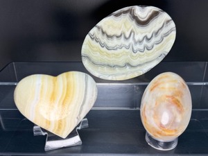 lot 94 image: Onyx Polished Lot of 3 Bowl, Heart and Egg    Bowl 314 gm  11 oz.  Heart 241 gm  8.5 oz  Egg 269 gm  9.4 oz  Total Weight 824 gm  1 lb. 13 oz.