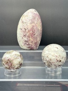 lot 117 image: Rubellite Polished Lot of 3 freeform and 2 spheres   Freeform 395 gm.  13.9 oz.  Sphere 49 mm, 194 gm.  6.8 oz.   Sphere  41 mm, 117 gm.   4.1 oz.  Total Weight 704 gm.  1 lb. 8.8 oz.