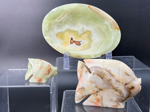 lot 108 image: Green Onyx Polished lot of 3 Bowl, 2 fish Bowl 634 gm.  6.3 oz.  2 fish 528 gm.  1lb. 2.6 oz.  Total Weight 1.162 k  1 lb. 8.9 oz.