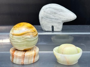 lot 137 image: Onyx Polished Lot of 5 Zuni Bear, Sphere & Matching Stand, Tiny Bowl and  Large Tumble   Zuni Bear 143 gm.  5 oz.  Sphere & stand 291 gm.  10.2 oz  tiny bowl 44 gm.  1.6 oz.  large tumble 46 gm.  1.6 oz.  Total Weight 525 gm.  1 lb. 2.5 oz.