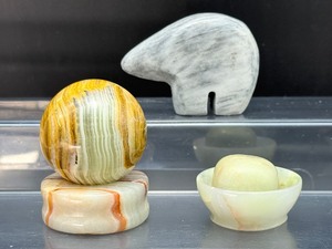 lot 137 image: Onyx Polished Lot of 5 Zuni Bear, Sphere & Matching Stand, Tiny Bowl and  Large Tumble   Zuni Bear 143 gm.  5 oz.  Sphere & stand 291 gm.  10.2 oz  tiny bowl 44 gm.  1.6 oz.  large tumble 46 gm.  1.6 oz.  Total Weight 525 gm.  1 lb. 2.5 oz.