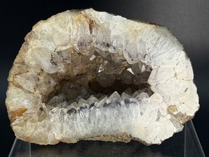 lot 115 image: Polished agate geode half 783 gm.  1.72 lb.
