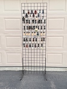 lot 227 image: 2 ft. X 6 ft. Wire Grid Panel with feet Jewlery and wire grid accessories not included.  Jewelry will be sold in Part 3 of the auction.  Works great for handing bracelets or necklaces.