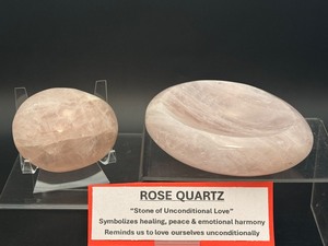 lot 36 image: Rose quartz Lot of 2 Bowl and Gallet. Bowl 631 gm  1lb 6 oz.  Gallet 296 gm  10.4oz