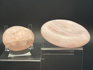 lot 36 image: Rose quartz Lot of 2 Bowl and Gallet. Bowl 631 gm  1lb 6 oz.  Gallet 296 gm  10.4oz